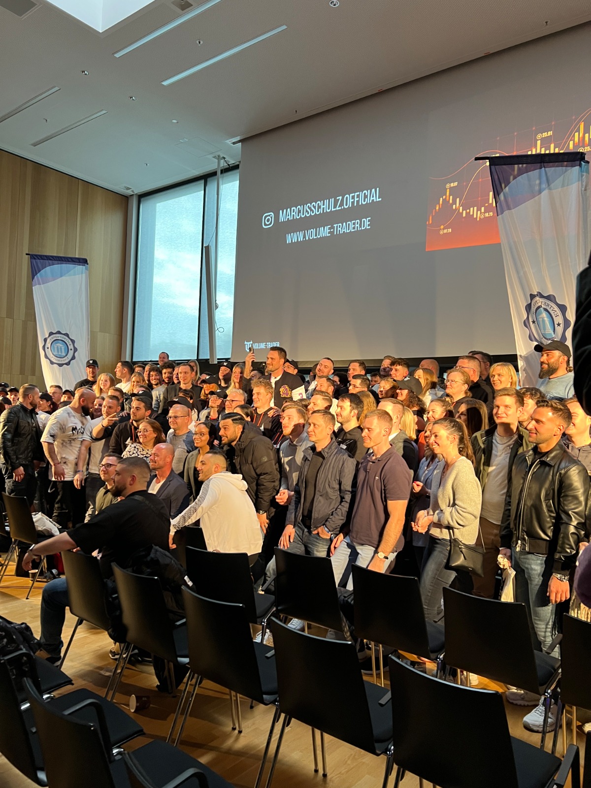Marcus Schulz auf der Bühne vor der Community